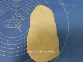 取松驰好的面团，擀成牛舌状。