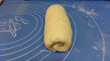 翻面，由上至下卷起，收口朝下，盖保鲜膜松驰15分钟。