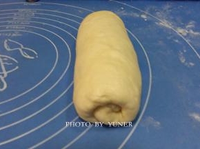 翻面，由上至下卷起，收口朝下，盖保鲜膜松驰15分钟。