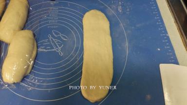 松驰好的面团，收口朝上，再次擀长，面团边上的气泡用手拍掉。擀卷不要太用力，动作要轻。如觉得面团不好擀，可以再松驰一会儿，不要用蛮力擀，把面筋擀断。