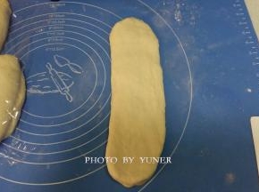 松驰好的面团，收口朝上，再次擀长，面团边上的气泡用手拍掉。擀卷不要太用力，动作要轻。如觉得面团不好擀，可以再松驰一会儿，不要用蛮力擀，把面筋擀断。