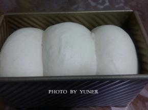 面团发酵至九分满，轻按面团表面，能缓慢回弹则发酵好。