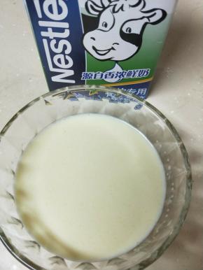 把所有原料倒入碗中搅匀，轻轻搅匀就好，不要搅起泡沫