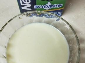 把所有原料倒入碗中搅匀，轻轻搅匀就好，不要搅起泡沫