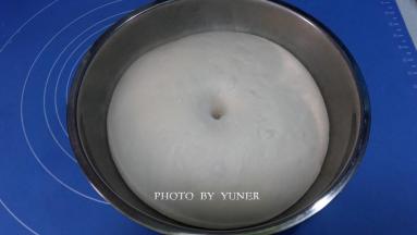 面团发酵至原体积2.5倍大，用手在面团上戳个洞，洞口不马上回缩，发酵完成。如洞口立马回缩，表示发酵不够，继续发酵。如果洞口的面团迅速塌陷，则发酵过度，无法再做面包，只能留作老面用啦。