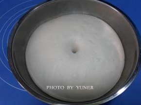 面团发酵至原体积2.5倍大，用手在面团上戳个洞，洞口不马上回缩，发酵完成。如洞口立马回缩，表示发酵不够，继续发酵。如果洞口的面团迅速塌陷，则发酵过度，无法再做面包，只能留作老面用啦。