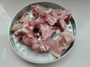 排骨洗干净控干水份（我喜欢龙骨，肉不是很多，可以过过啃骨头的兴致）