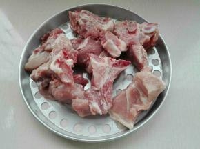 排骨洗干净控干水份（我喜欢龙骨，肉不是很多，可以过过啃骨头的兴致）