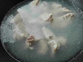 锅中烧开水，放入洗干净的骨头