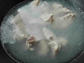 锅中烧开水，放入洗干净的骨头