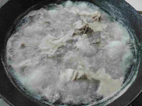 继续烧开5分钟，可以充分将骨头中脏东西处理干净，捞出待用