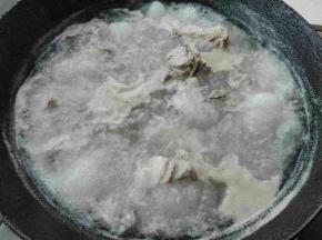 继续烧开5分钟，可以充分将骨头中脏东西处理干净，捞出待用
