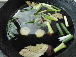 锅中倒入冷水，放入葱段，八角，姜片，香叶