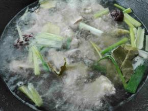 放入骨头继续烧开转小火炖吧，放入适量盐让骨头可以入味，放适量料酒（去除肉腥味）及适量醋（可以更好软化骨头，补钙哦）炖至骨头肉烂