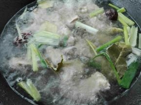 放入骨头继续烧开转小火炖吧，放入适量盐让骨头可以入味，放适量料酒（去除肉腥味）及适量醋（可以更好软化骨头，补钙哦）炖至骨头肉烂