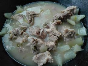 提前15-20分钟放入提前去皮切好的冬瓜块炖15-20分钟