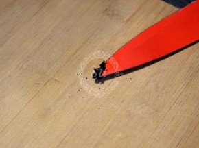 【挞底】

首先将香草荚切1/4，剖开，取籽备用