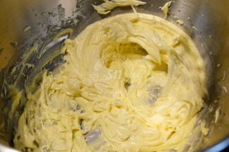 使用电动打蛋器打发至黄油体积膨大，颜色发白