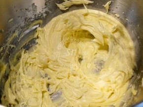 使用电动打蛋器打发至黄油体积膨大，颜色发白