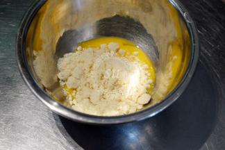 另外取用一个打蛋盆，加入杏仁粉，搅拌使混合均匀