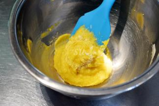 混合好状态如图，看不到杏仁粉即可。无需打发