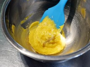 混合好状态如图，看不到杏仁粉即可。无需打发