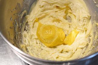 将步骤【5】加入到打发好的黄油中，继续使用电动打蛋器打发混合