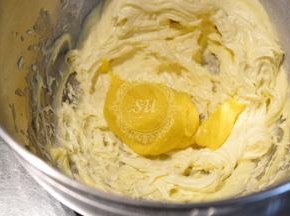 将步骤【5】加入到打发好的黄油中，继续使用电动打蛋器打发混合