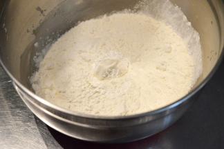 筛入粉类，可以用电动打蛋器低速混合。