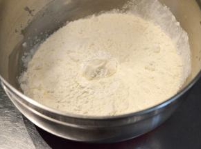 筛入粉类，可以用电动打蛋器低速混合。