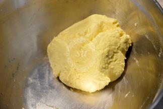 看不到干粉成团即可，不能过度混合。然后装入保鲜袋，放入冰箱冷藏20分钟松弛。