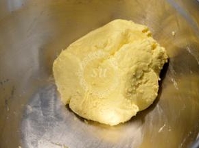 看不到干粉成团即可，不能过度混合。然后装入保鲜袋，放入冰箱冷藏20分钟松弛。