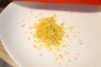 【柠檬内馅儿】

面团松弛的时间我们可以开始准备柠檬内馅儿。柠檬用盐搓洗后，处理适量的柠檬皮屑备用