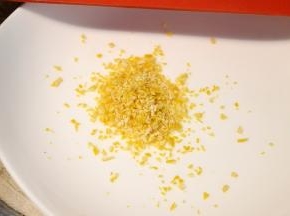 【柠檬内馅儿】

面团松弛的时间我们可以开始准备柠檬内馅儿。柠檬用盐搓洗后，处理适量的柠檬皮屑备用