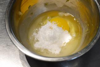 全蛋加入砂糖和柠檬皮碎