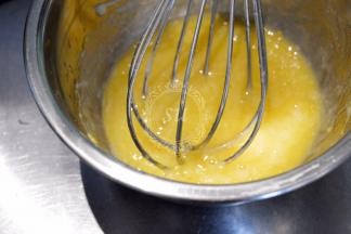 手动打蛋器均匀混合打散，稍微打发，使砂糖融化