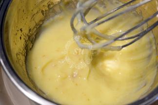 隔热水加热，需要间隔几分钟就搅拌一会，直至成为如图这样的浓稠状态后离水