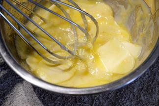 加入切块的黄油，一直搅拌，利用余温使黄油融化完全混合均匀，