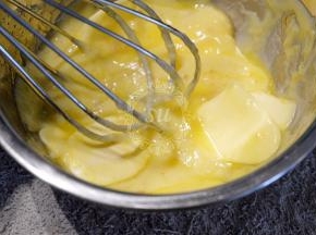 加入切块的黄油，一直搅拌，利用余温使黄油融化完全混合均匀，