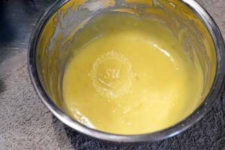 完全混合均匀，黄油溶化后。覆盖保鲜膜贴面保存至降温晾凉。