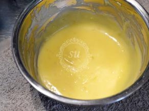 完全混合均匀，黄油溶化后。覆盖保鲜膜贴面保存至降温晾凉。