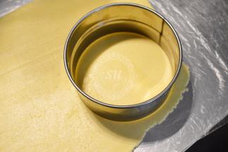 选用比挞模大两圈的模具，切割挞底