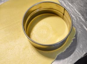 选用比挞模大两圈的模具，切割挞底