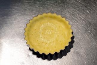 选用比挞模大两圈的模具，切割挞底