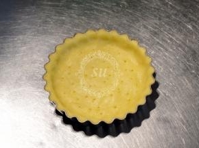 选用比挞模大两圈的模具，切割挞底