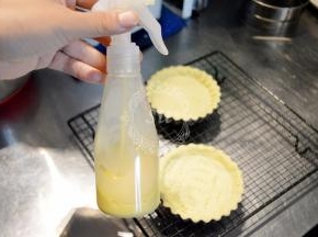 10分钟后取出挞模，喷上蛋黄液（蛋黄液是30g蛋黄+100g牛奶打散混合均匀后过筛，冰箱冷藏大概可以保存1周）。再送入烤箱，烘烤15分钟