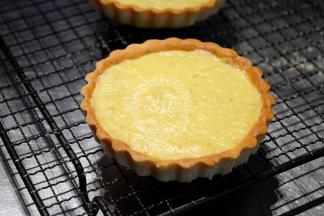 烤好后的挞底，脱模放置完全晾凉。里面挤上我们前面制作好的柠檬内馅儿。用小号抹刀抹平表面。然后冷藏。如果不想做蛋白霜，那么到这一步就可以啦~放一枝薄荷，切一片柠檬装饰也很好看