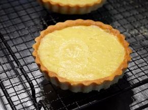 烤好后的挞底，脱模放置完全晾凉。里面挤上我们前面制作好的柠檬内馅儿。用小号抹刀抹平表面。然后冷藏。如果不想做蛋白霜，那么到这一步就可以啦~放一枝薄荷，切一片柠檬装饰也很好看