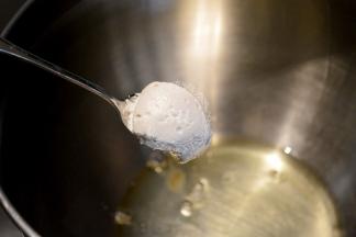 【Fluff蛋白霜】

无油无水的容器秤量好蛋白，加入Fluff棉花糖（比糖会更稳定）