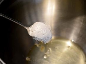 【Fluff蛋白霜】

无油无水的容器秤量好蛋白，加入Fluff棉花糖（比糖会更稳定）